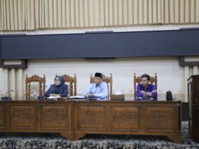 Wakil Ketua DRPD Banyuwangi bersama ketua Komisi II saat gelar rakor tata kelola pupuk bersubsidi, Kamis (22/1/2025).(blok-a.com/Kuryanto)