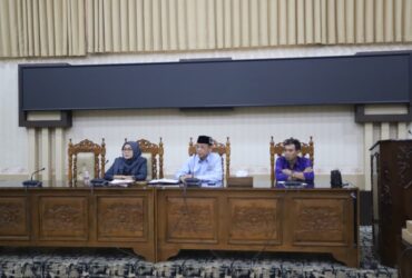 Wakil Ketua DRPD Banyuwangi bersama ketua Komisi II saat gelar rakor tata kelola pupuk bersubsidi, Kamis (22/1/2025).(blok-a.com/Kuryanto)