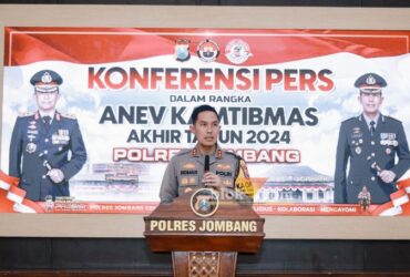 Kapolres Jombang AKBP Eko Bagus Riyadi saat Anev akhir tahun 2024 di Graha Bhakti Bhayangkara.(blok-a.com/Syahrul Wijaya)