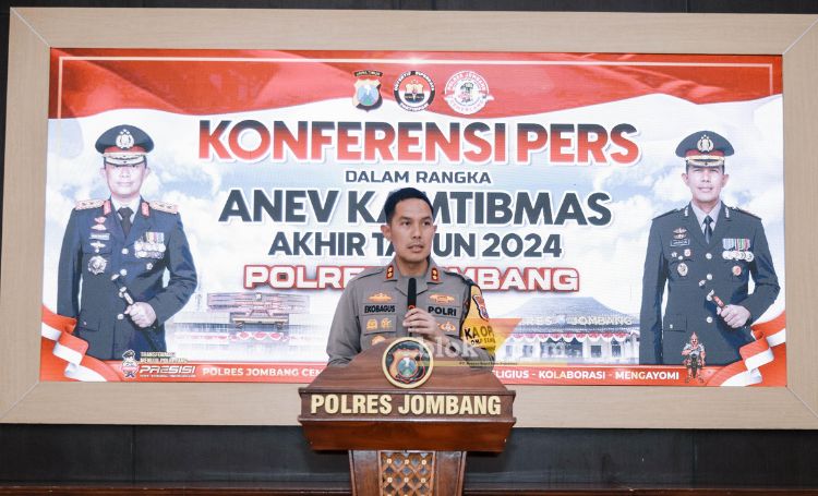 Kapolres Jombang AKBP Eko Bagus Riyadi saat Anev akhir tahun 2024 di Graha Bhakti Bhayangkara.(blok-a.com/Syahrul Wijaya)