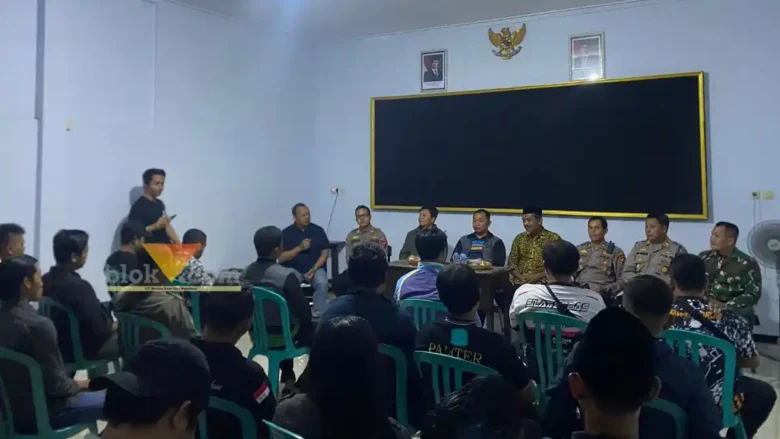 Jajaran Polresta Banyuwangi, Polda Jatim bersama TNI serta dua Ketua Cabang perguruan silat di Banyuwangi, menggelar Rapat Rakor konsolidasi di aula Polsek Gambiran, Minggu (12/1/2025)(blok-a.com/Kuryanto).