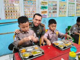 Komandan Kodim 0804 Kabupaten Magetan, Letkol Inf Hasan Dasuki saat melakukan peninjauan program MGB di TK Bhayangkari, Selasa (7/1/2025).