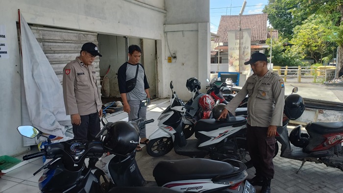 Polisi menunjukkan tempat hilangnya motor di depan toko Ndyfa.(blok-a.com/Syahrul Wijaya)