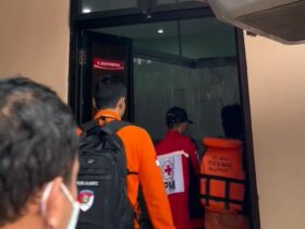 Petugas saat mengevakuasi jasad korban ke kamar jenazah RS dr Soekandar Mojosari, Mojokerto.(dok. Relawan)