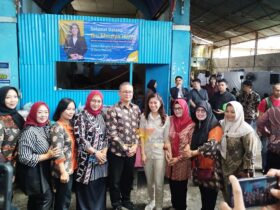 Menkomdigi Meutya Hafid saat mengunjungi Kampung Keramik Dinoyo.(blok-a.com/Yogga Ardiawan)