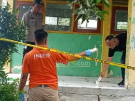 Olah TKP tragedi miras oplosan di Desa Sekiping, Kecamatan Dawarblandong, Mojokerto.(blok-a.com/Syahrul Wijaya)