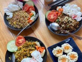 Nasi goreng rawon dan nasi goreng soto ayam di Kafe Nostalgia Manis, Kota Malang (dok. Instagram @nostalgiamanis.mlg)