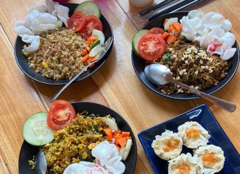 Nasi goreng rawon dan nasi goreng soto ayam di Kafe Nostalgia Manis, Kota Malang (dok. Instagram @nostalgiamanis.mlg)