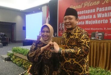 Wali Kota dan Wakil Wali Kota Mojokerto terpilih Ning Ita dan Cak Sandi usai hadiri rapat pleno terbuka penetapan kepala daerah terpilih di aula hotel Ayola Mojokerto.(blok-a.com/Syahrul Wijaya)
