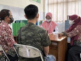 Pendamping saat membantu ODHA mengakses obat antiretroviral (ARV) di Poli CST RSUD Genteng, Rabu (15/1/2025) (dok. Humas RSUD Genteng untuk blok-a.com)