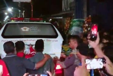 Prosesi kepulangan salah satu korban meninggal di jalan Flamboyan, kelurahan Wates, Mojokerto.(Blok-a.com/Syahrul Wijaya)