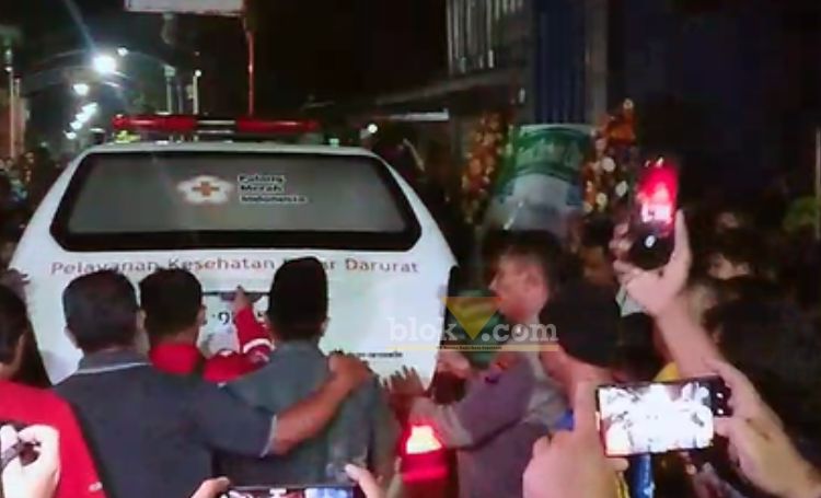 Prosesi kepulangan salah satu korban meninggal di jalan Flamboyan, kelurahan Wates, Mojokerto.(Blok-a.com/Syahrul Wijaya)