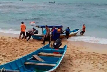 Pencarian siswa SMP 7 Mojokerto yang terseret ombak di Pantai Drini, Gunungkidul, Selasa (28/1/2025). (foto: istimewa)
