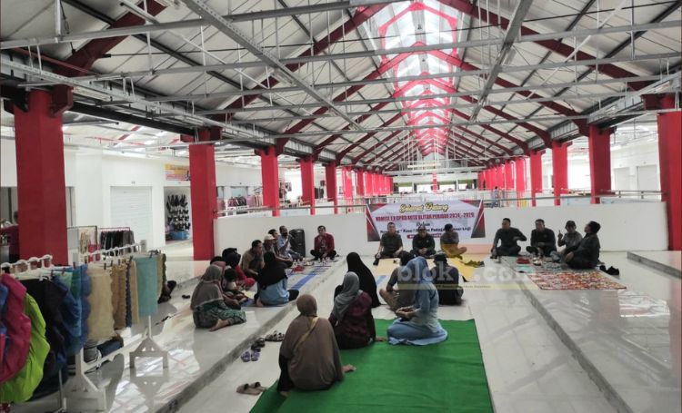Komisi II DPRD Kota Blitar bersama Dinas terkait meninjau kondisi pedagang di lantai 2 Pasar Legi Kota Blitar.(blok-a.com/Fajar)