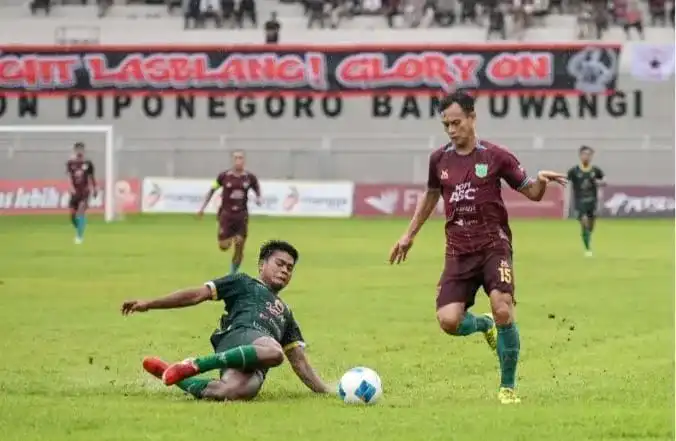 Pemain Persewangi Banyuwangi saat dihadang pemain Persesa Sampang dalam dalam laga lanjutan putaran 32 liga 4 Jatim, di stadion Diponegoro, Senin (20/1/2025)(blok-a.com/Istimewa)