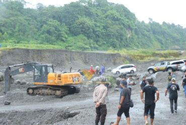 Polres Blitar Kota menutup semua aktivitas penambangan pasir yang menggunakan alat berat di Sungai Bladak. (blok-a.com/Fajar)