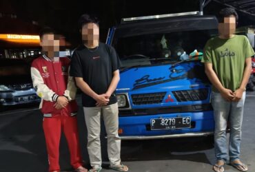 Pelaku kasus perusakan mobil wisatawan asal Kota Batu saat diamankan polisi. (dok. Humas Polresta Banyuwangi)