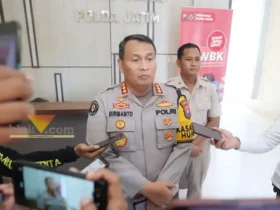 Kabid Humas Polda Jatim Kombes Pol Dirmanto saat memberikan keterangan kepada wartawan.(blok-a.com/Syahrul Wijaya)