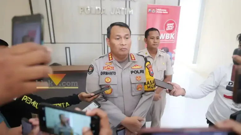 Kabid Humas Polda Jatim Kombes Pol Dirmanto saat memberikan keterangan kepada wartawan.(blok-a.com/Syahrul Wijaya)