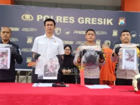 Kapolres dan Satreskrim Polres Gresik menunjukan barang bukti penganiayaan di warung kopi Desa Munggugebang, Benjeng, Gresik.(blok-a.com/ivan)