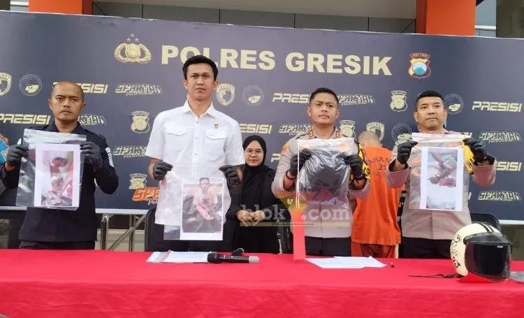 Kapolres dan Satreskrim Polres Gresik menunjukan barang bukti penganiayaan di warung kopi Desa Munggugebang, Benjeng, Gresik.(blok-a.com/ivan)