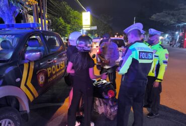 Satlantas Polres Tulungagung menggelar razia terhadap sepeda motor yang menggunakan knalpot brong. (blok-a.com/Fajar)