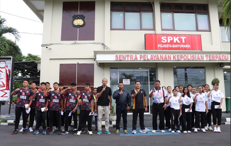 Kapolresta Banyuwangi lepas atlet voli berlaga di Kejurprov Jawa Timur, di GOR Delta Sidoarjo, Jumat (10/1/2025).(blok-a.com/Kuryanto)