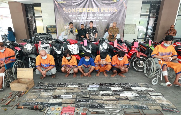 Para tersangka dan barang bukti tindak kejahan yang berhasil diamankan Polisi.(Humas Polda Jatim)