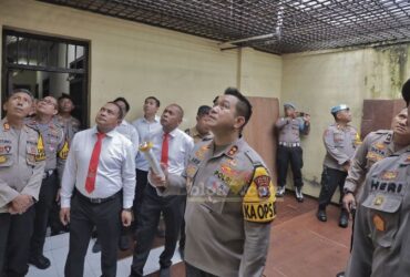 Kapolres Blitar, AKBP Arif Fazlurrahman, bersama Waka Polres Blitar dan Pejabat Utama (PJU) lainnya, memeriksa ruang tahanan di Polres Blitar. (blok-a.com/Fajar)