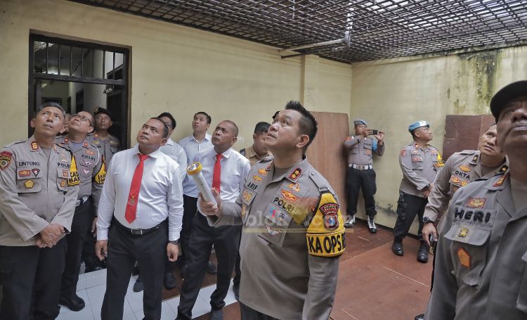 Kapolres Blitar, AKBP Arif Fazlurrahman, bersama Waka Polres Blitar dan Pejabat Utama (PJU) lainnya, memeriksa ruang tahanan di Polres Blitar. (blok-a.com/Fajar)