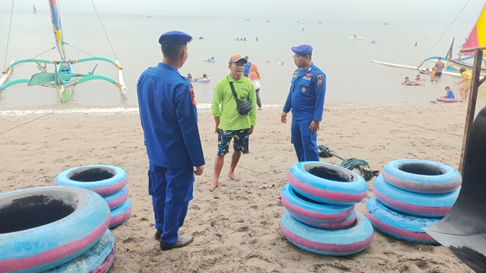 Personel Satpolairud Polres Situbondo memberikan edukasi untuk wisatawan Pantai Pasir Putih.