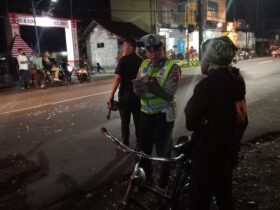 Olah TKP insiden kecelakaan antara dua motor di Jalan Raya masuk Kecamatan Singojuruh, Senin (27/1/2025.(blok-a.com/Kuryanto)