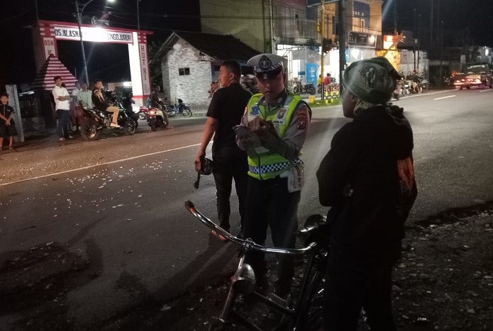 Olah TKP insiden kecelakaan antara dua motor di Jalan Raya masuk Kecamatan Singojuruh, Senin (27/1/2025.(blok-a.com/Kuryanto)