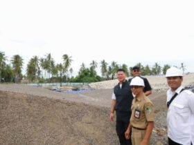 Raja Sapta Oktohari saat mengunjungi Sirkuit BMX di Kecamatan Muncar, Selasa (21/1/2025). (blok-a.com/Istimewa)