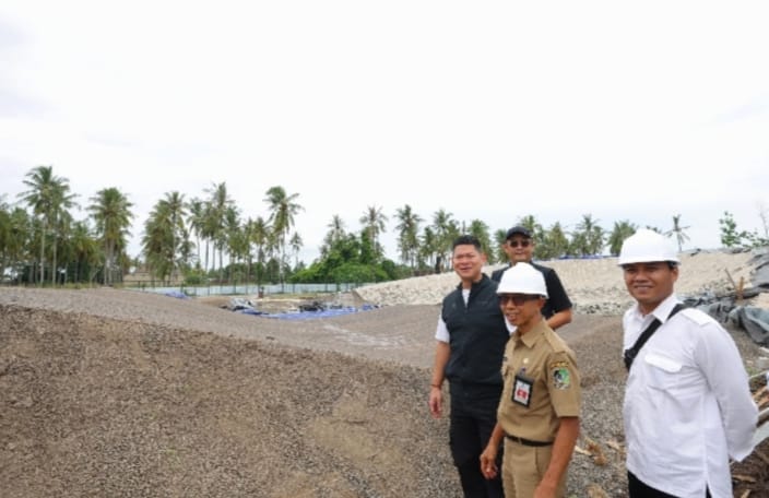 Raja Sapta Oktohari saat mengunjungi Sirkuit BMX di Kecamatan Muncar, Selasa (21/1/2025). (blok-a.com/Istimewa)