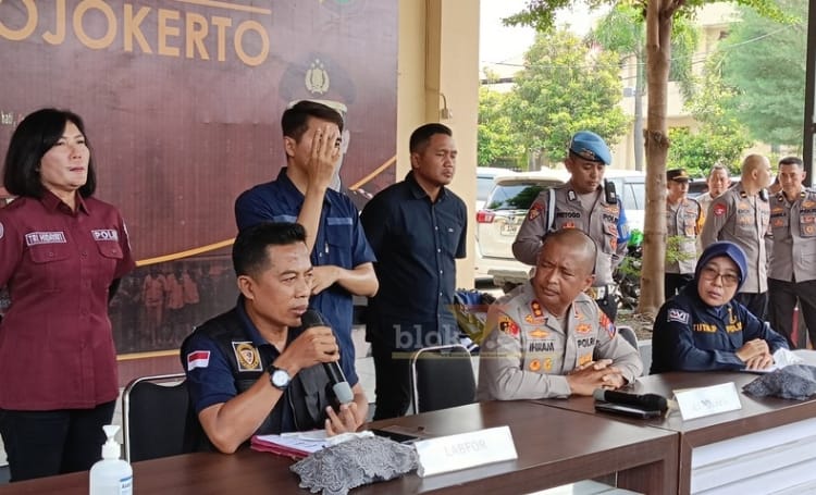 Kapolres Mojokerto bersama tim biddokkes Polda Jatim saat rilis ledakan di rumah Polisi Mojokerto.(Blok-a.com/Syahrul Wijaya)
