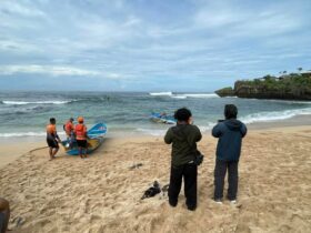 Proses pencarian siswa SMP 7 Mojokerto terseret ombak di Pantai Drini, Gunungkidul Yogyakarta. (dok. relawan)