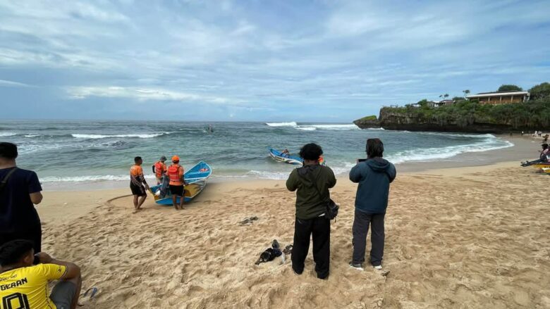 Proses pencarian siswa SMP 7 Mojokerto terseret ombak di Pantai Drini, Gunungkidul Yogyakarta. (dok. relawan)