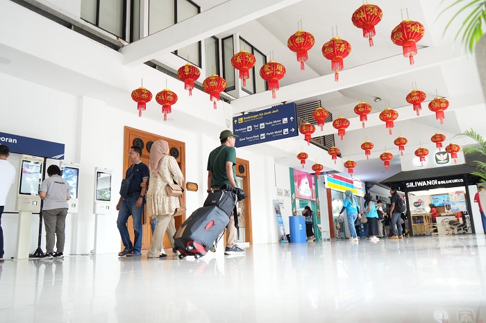 KAI hiasi stasiun Gubeng dengan ornamen khas Imlek.(Humas KAI)