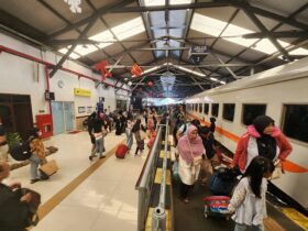 Suasana penumpang yang liburan nataru di stasiun Pasar Turi.(dokumen KAI)