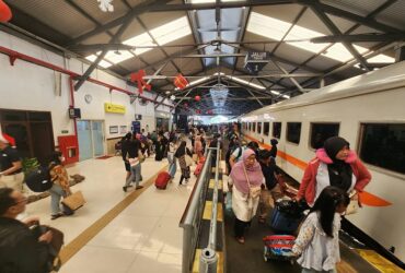 Suasana penumpang yang liburan nataru di stasiun Pasar Turi.(dokumen KAI)