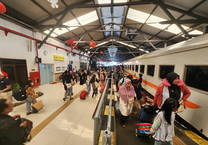 Suasana penumpang yang liburan nataru di stasiun Pasar Turi.(dokumen KAI)