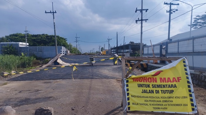 Jembatan penghubung Desa Bakungtemenggungan dan Sumokembangsri, Sidoarjo.