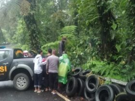 Petugas Polsek Licin mengevakuasi korban kecelakaan tunggal di jalur Erek-erek TWA Kawah Ijen, Rabu (1/1/2025). (blok-a.com/Kuryanto)
