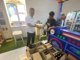 Satresnarkoba Polresta Banyuwangi, saat melakukan penindakan penjual miras di Kecamatan Banyuwangi, Senin (6/1/2025).(dok. Humas Polresta Banyuwangi)