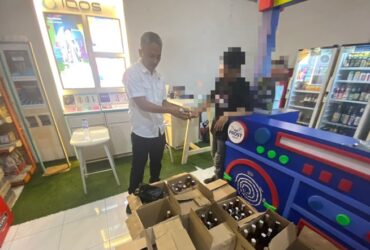 Satresnarkoba Polresta Banyuwangi, saat melakukan penindakan penjual miras di Kecamatan Banyuwangi, Senin (6/1/2025).(dok. Humas Polresta Banyuwangi)