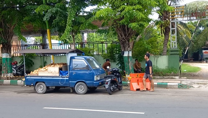Lokasi PKL yang nekat berjualan di area terlarang kawasan Monumen Arek Lancor, Pamekasan.