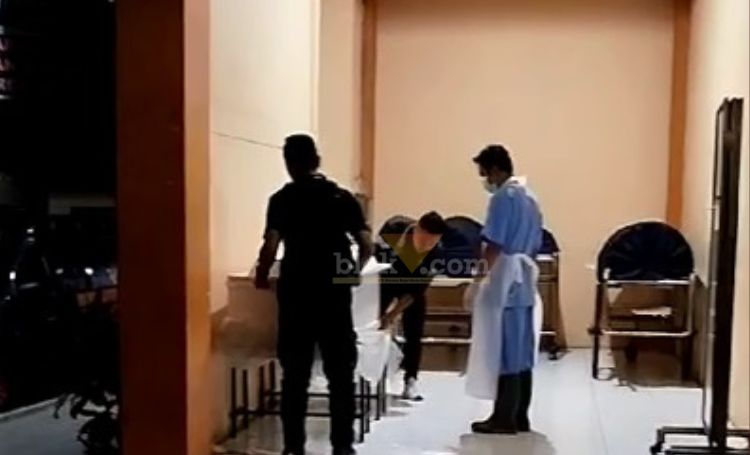 ProsesI pemulangan jenazah laka tunggal bus Dinas Brimob yang terjadi di jalur Tol Pandaan-Malang. (blok-a.com/Yogga Ardiawan)