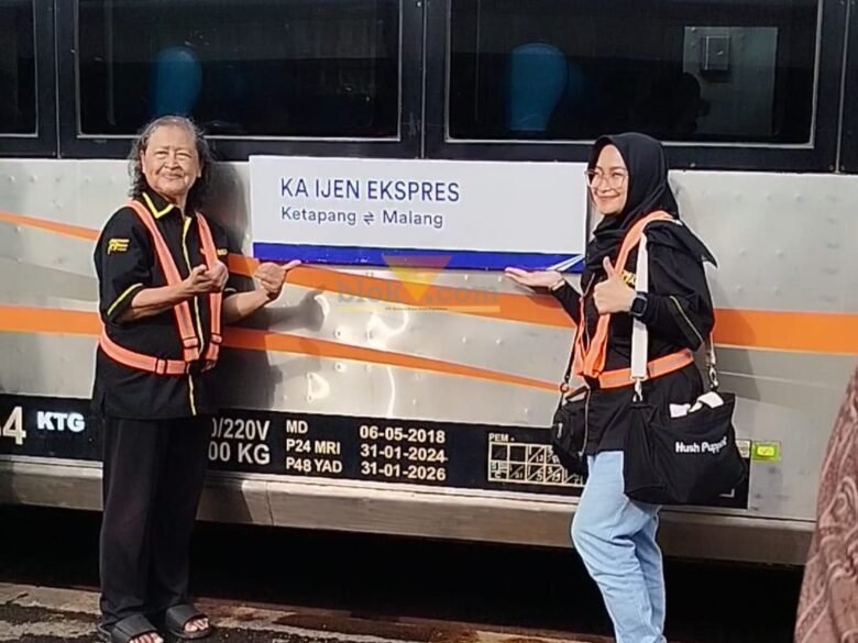 Para penumpang berfoto ria sebelum menaiki Kereta Api Ijen Ekspres (blok-a.com / Yogga Ardiawan)