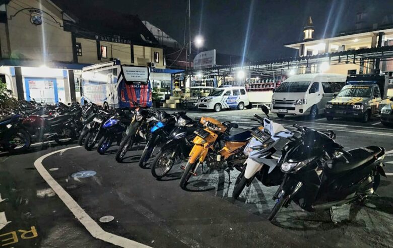 FOTO : Puluhan kendaraan terjaring operasi penertiban balap liar dan kendaraan bermotor dengan knalpot brong. (blok-a.com/Fajar)